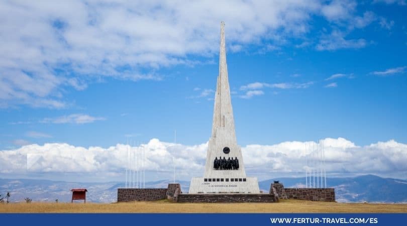 Obelisco de Ayacucho en el tour de Fertur Perú Travel.