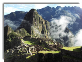 After two weeks of meeting and making new friends, learing about Andean mythology and folklore, and partying like a Cusqueño, you culminate your journey with a trip to the incomparable Machu Picchu! 