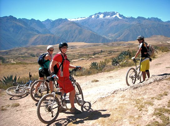 Pasajeros en bicis de montaña por el Valle Sagrado: Tour en bicicleta en Cusco.
