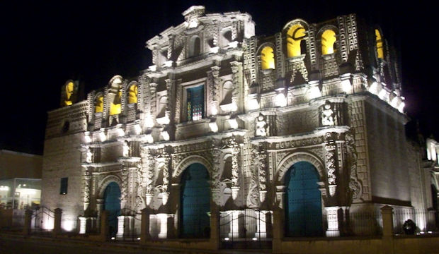 Cajamarca Tours: La Catedral de Santa Catalina bellamente iluminada durante un recorrido nocturno a pie por Cajamarca. 