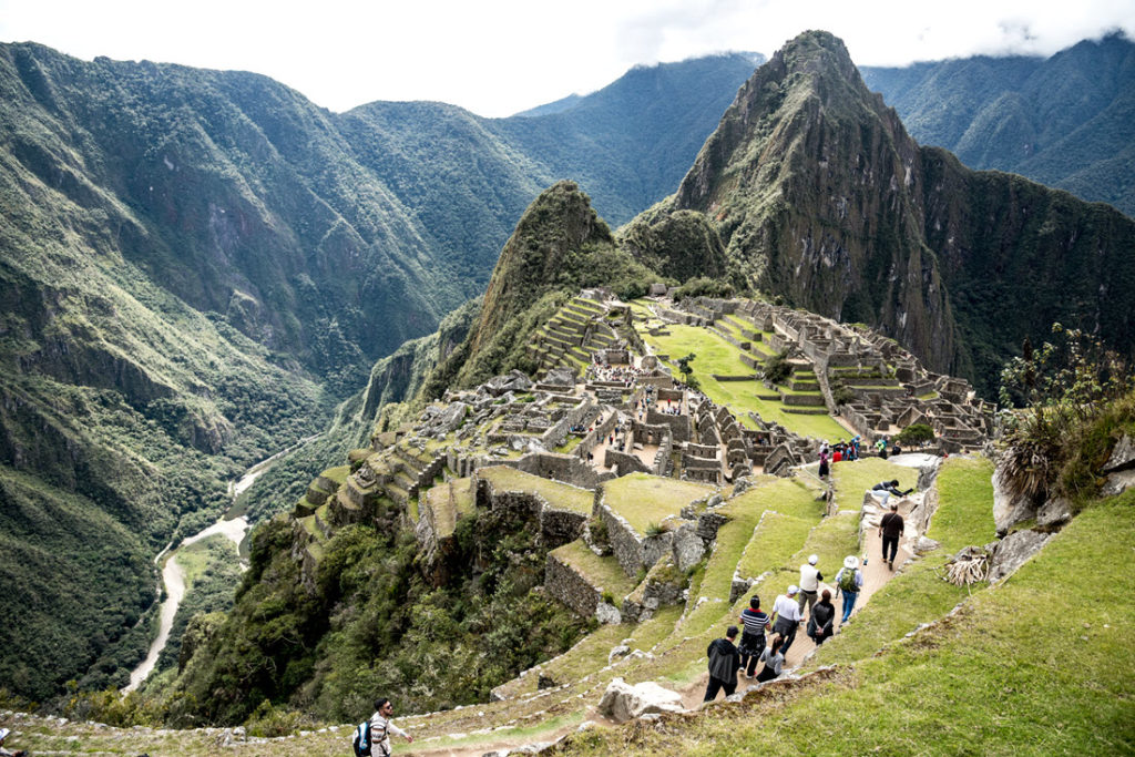 Viajeros explorando a Machu Picchu - tours en privado y en grupo