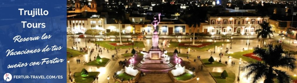 Plaza principal de Trujillos brillantemente iluminada - Paquetes turísticos
